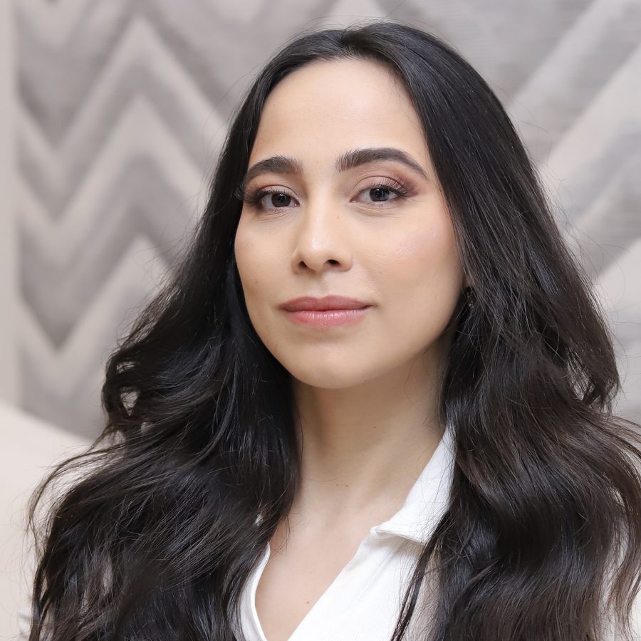 Retrato da Dra. Stephanie Mansan, médica que trata acne, manchas e doenças de pele no Tatuapé, em São Paulo