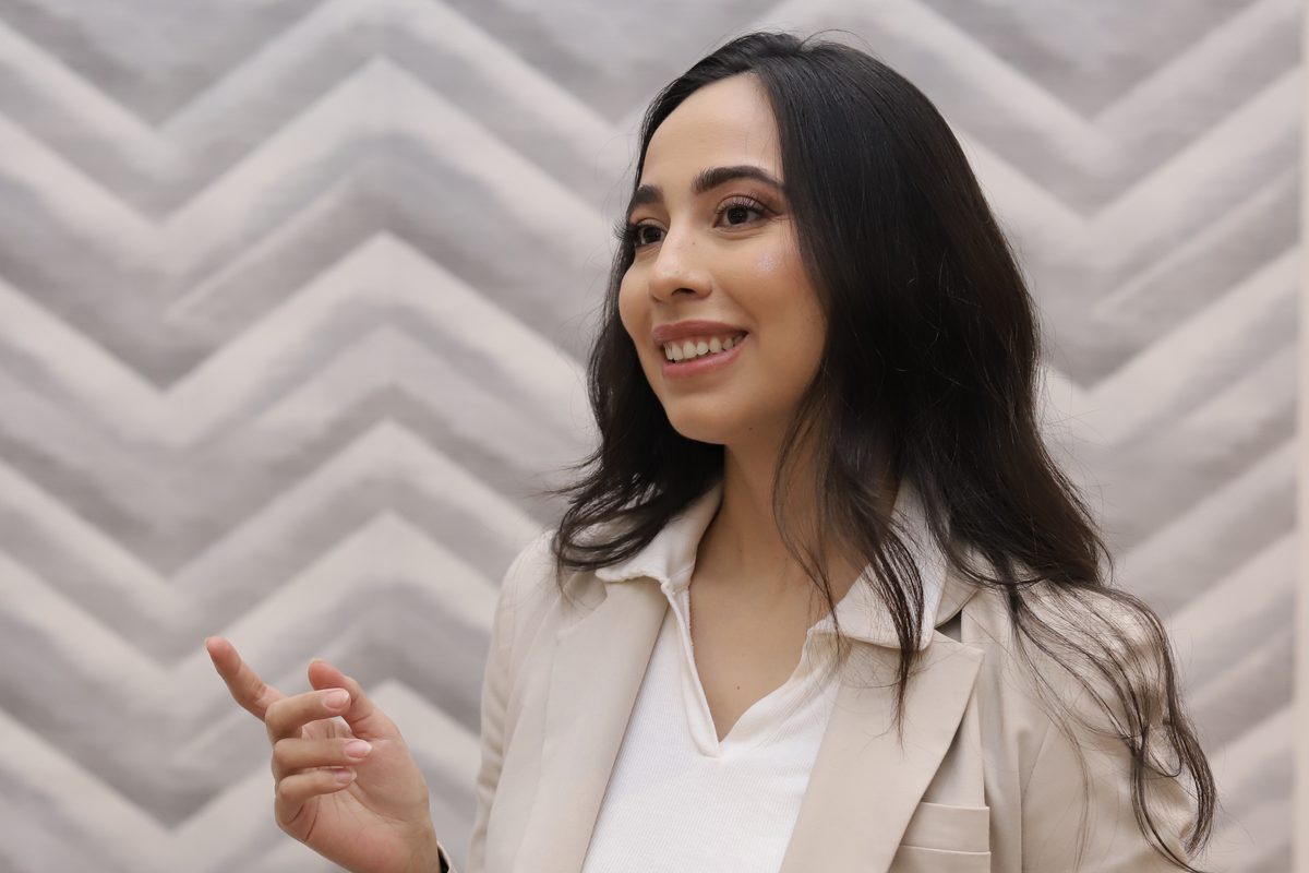 Dra. Stephanie Mansan sorrindo enquanto explica